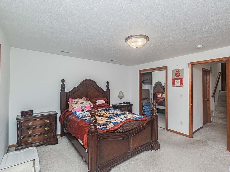 Building Photo - 809 S Outlook Dr