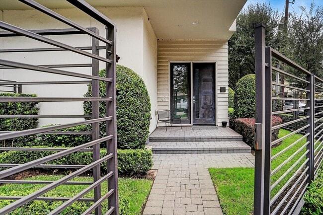 Building Photo - 1004 California St