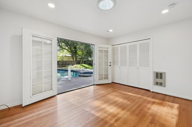 Building Photo - 216 Valparaiso Ave