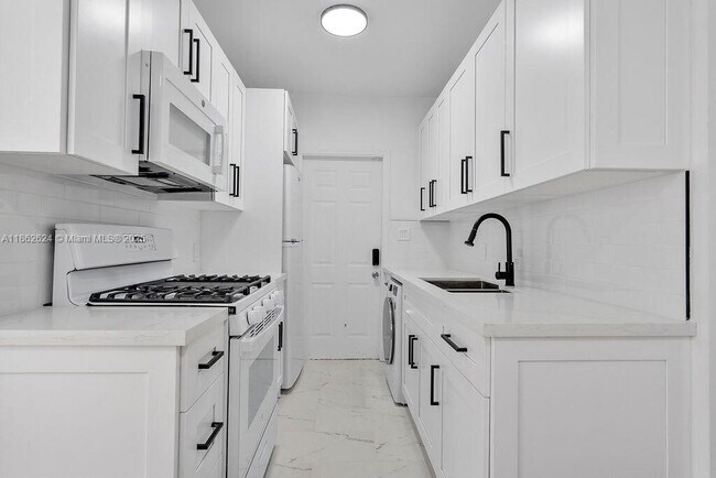 Building Photo - 815 W 39th St