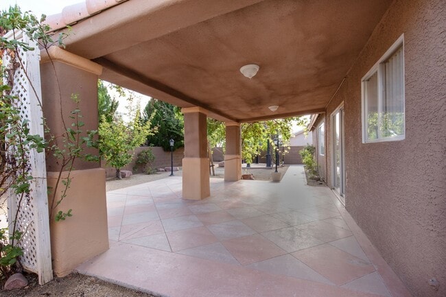 Building Photo - NW single story with four bedrooms and large backyard