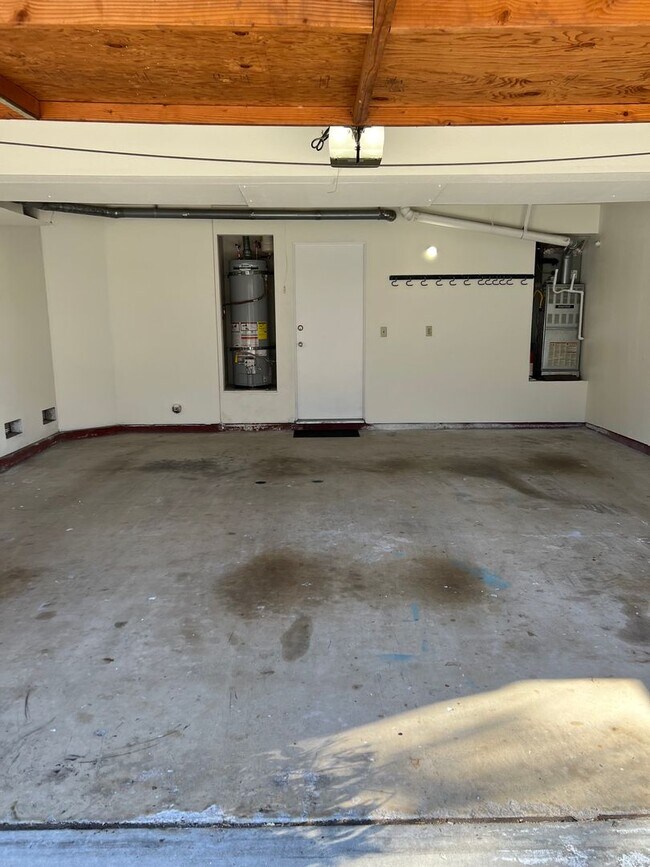 Building Photo - 2 Bedroom 2.5 bath townhouse