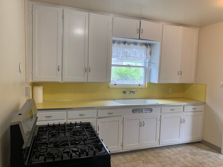 Building Photo - 415 Laurent St