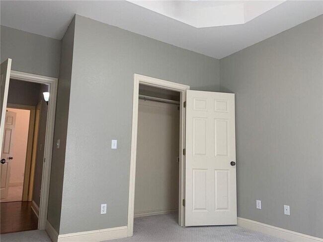 Building Photo - 5604 S 43rd St