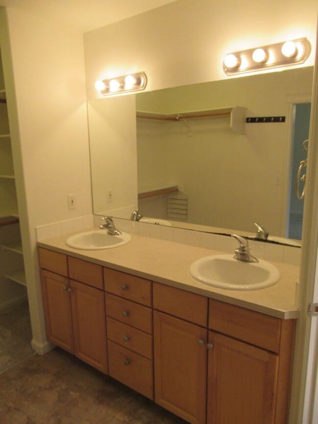 Building Photo - Large Four Bedroom in South Salem