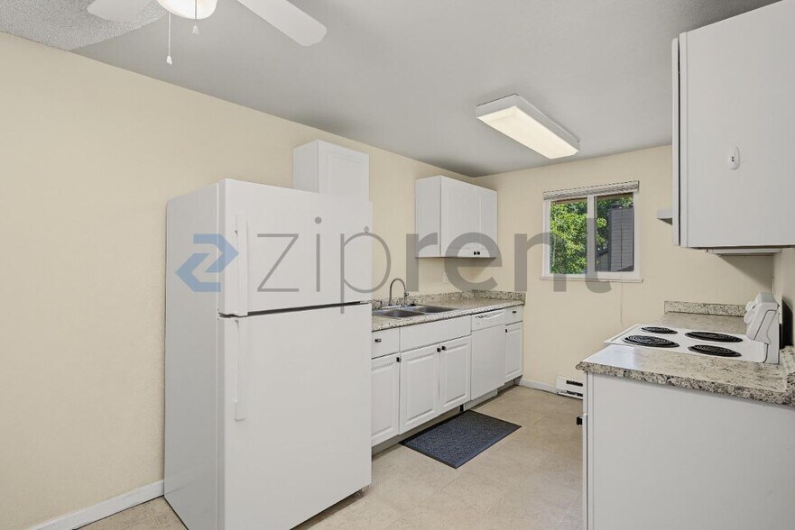 Building Photo - Unit D