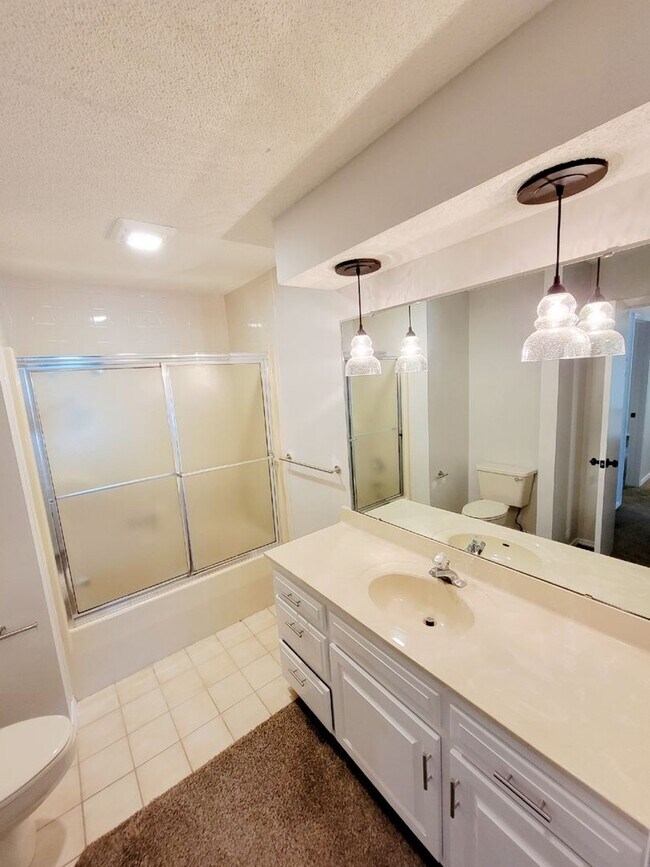 Building Photo - Primrose Market Place Area - Mission Hills Subdivision