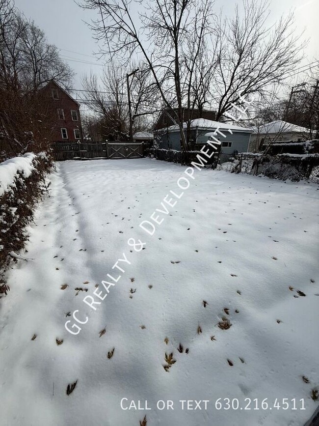 Building Photo - 8637 S Essex Ave