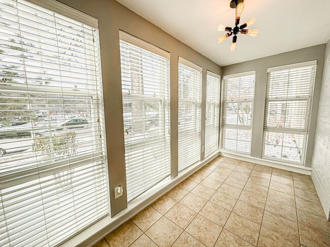 Building Photo - Gorgeous 2 Bed 2 Bath Condo With Sunroom I...