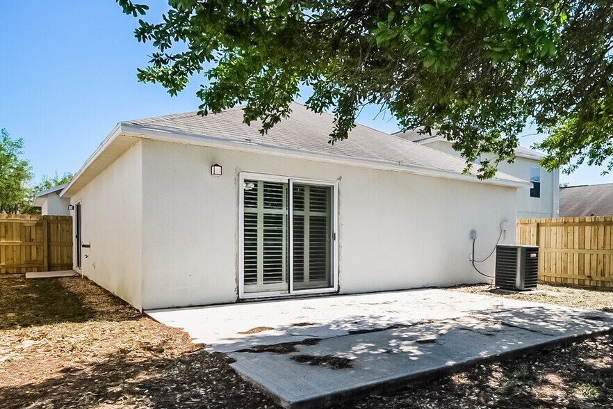 Building Photo - 1048 Brenton Leaf Dr