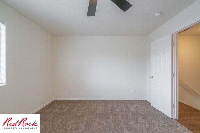 Building Photo - 2 Bedroom Townhome Available