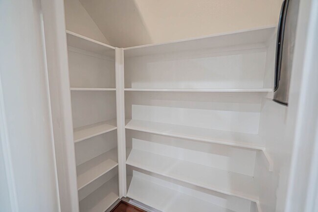 Building Photo - 3-Bedroom Home with Fresh Paint in Creekside of Valencia!