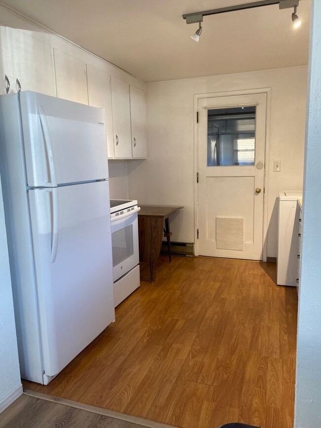 Building Photo - 2 Bedroom 1 Bath Home