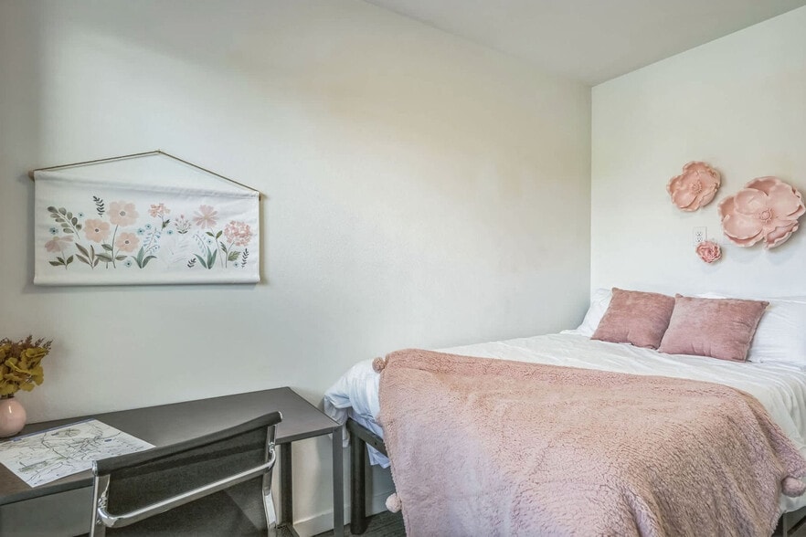 Building Photo - 305 E Front St