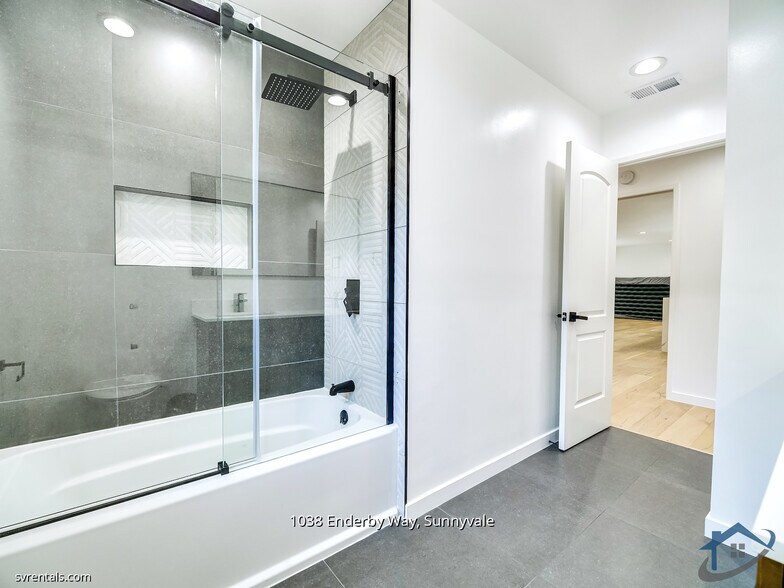 Building Photo - 1038 Enderby Way