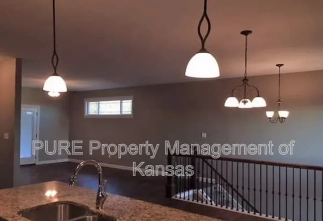 Building Photo - 4425 SE Gemstone Ln