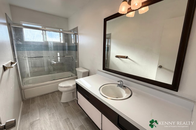 Building Photo - Bright and Spacious 3BD/3BA Home with Bonu...