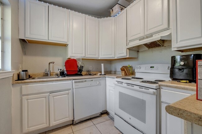 Building Photo - 1674 Sharkey St