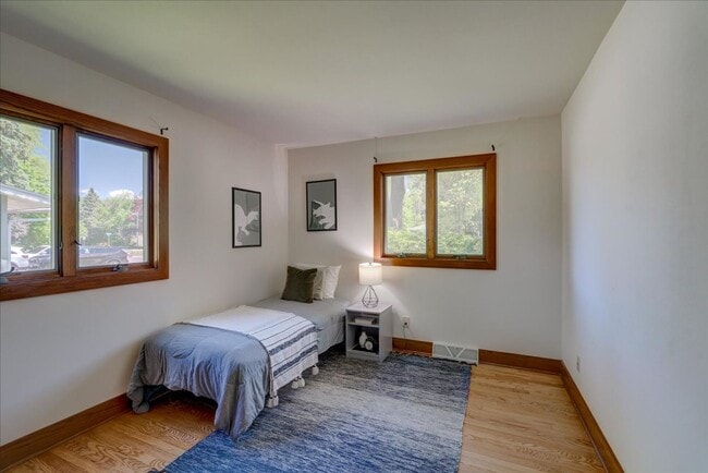 Building Photo - Move in Ready Hill Farms Ranch!