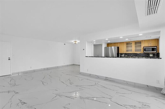 Building Photo - 2841 N Ocean Blvd