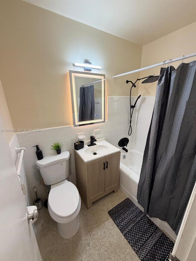 Building Photo - 1111 N Victoria Park Rd