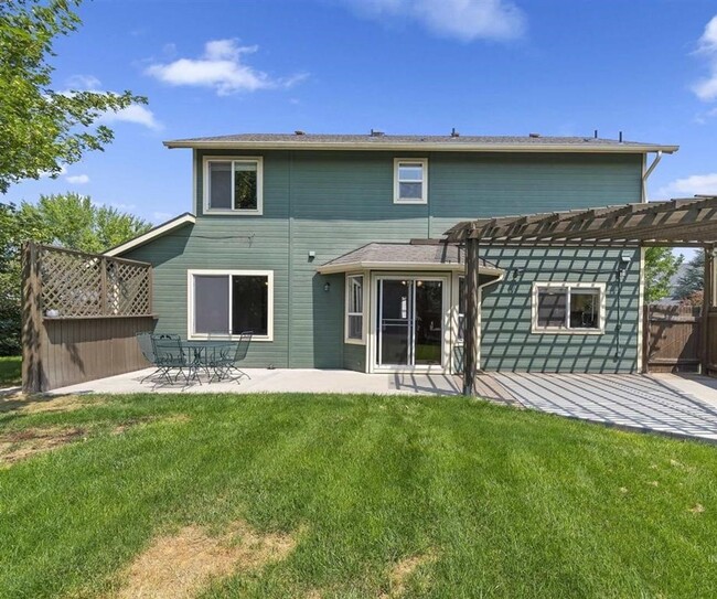 Building Photo - 3 bed, 2.5 bath, 2 car garage with a spaci...