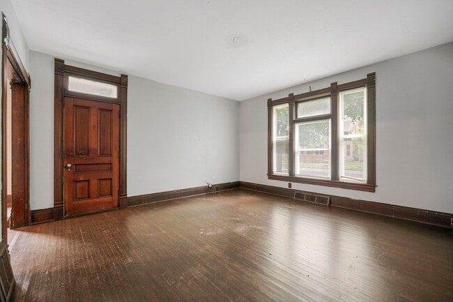 Building Photo - NEW LISTING -5 BEDROOM HOUSE!