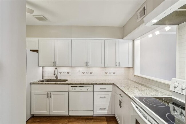 Building Photo - 3091 Colonial Way