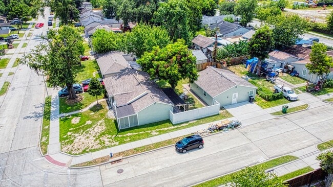 Building Photo - 7557 Meadowview Dr