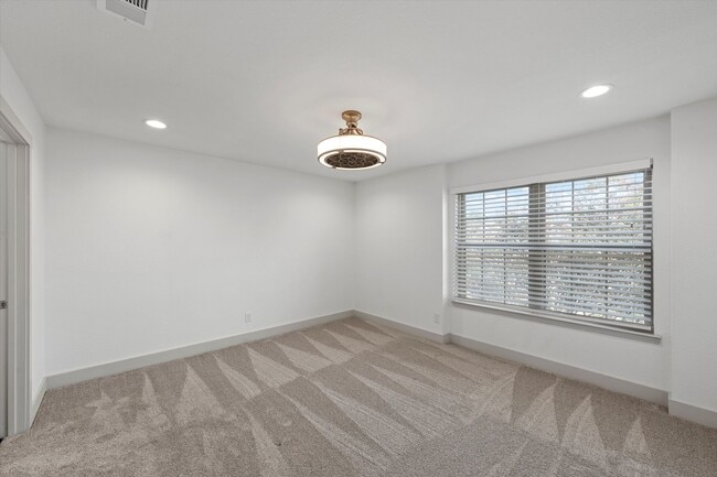 Building Photo - Updated Amazing Townhome