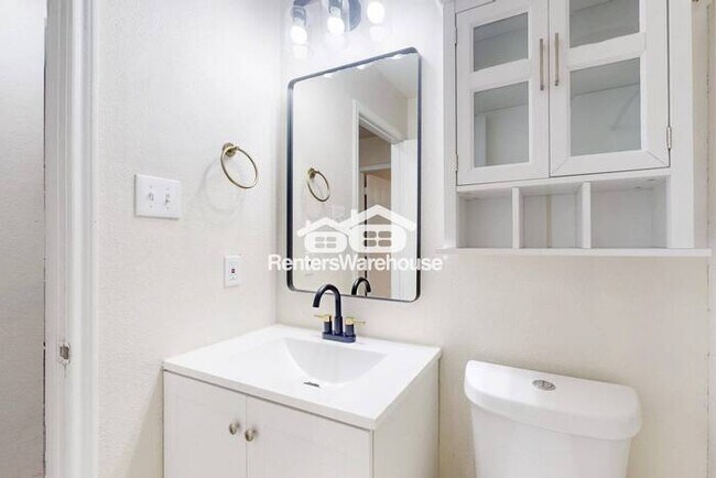 Building Photo - MOVE IN Special One Month Rent Free READY ...