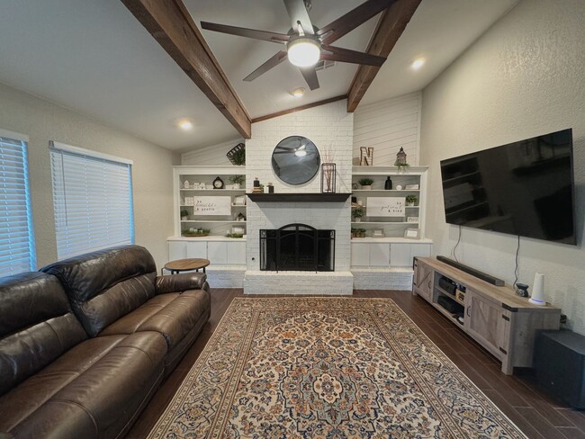 Building Photo - Discover Your Edmond Oasis! AVAILABLE JANU...