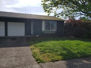 Building Photo - 2 Bedroom 1 Bath Duplex