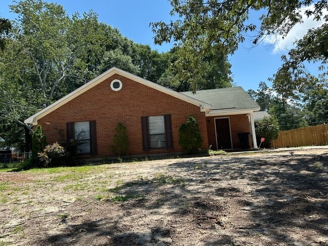 Building Photo - 3/2 No carpet & Fenced yard off Old Waynes...