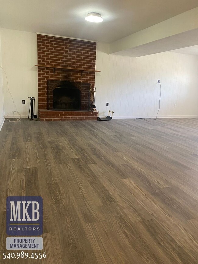 Building Photo - 4 Bedrooms, 2.5 Baths, Split Foyer, Locate...