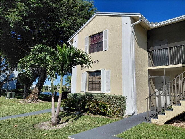 Building Photo - 999 Hamilton Dr