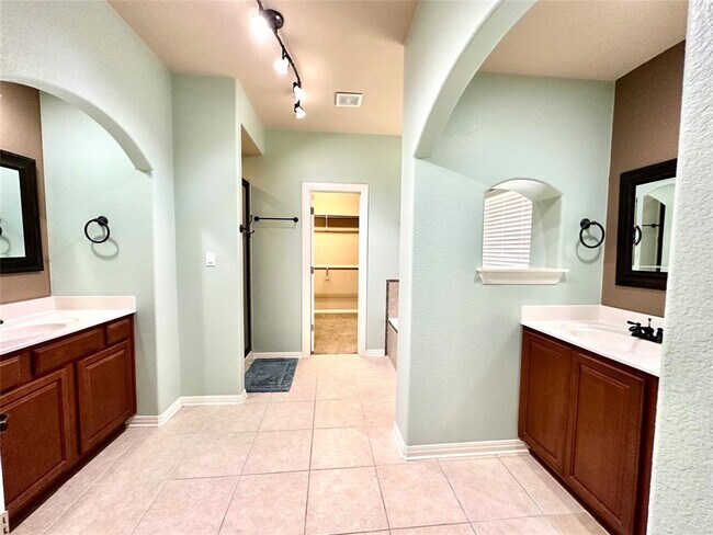 Building Photo - 512 Brown Juniper Way