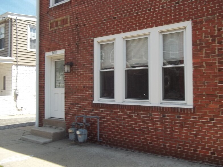 Building Photo - 821 E Hector St