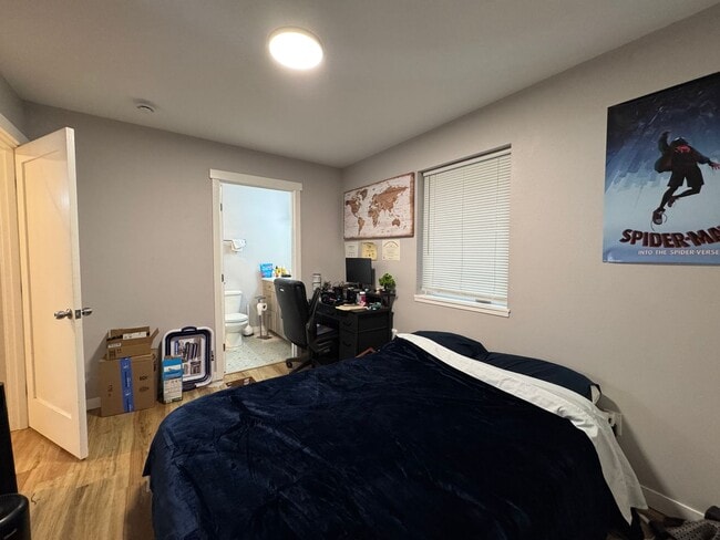 Building Photo - 6 Bed 5 Bath House Newer Updated Near Happy Valley, Fairhaven, WWU