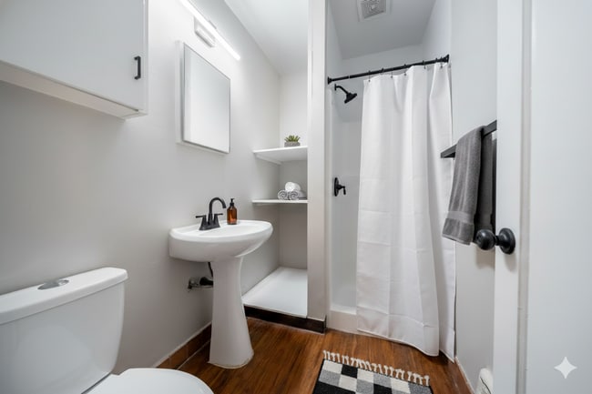 Building Photo - $500 Move-In Bonus – Modern One Bedroom in Overlook