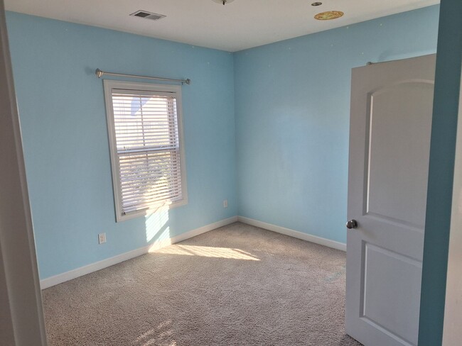 Building Photo - MARCH MOVE IN SPECIAL - $300 off FIRST FUL...