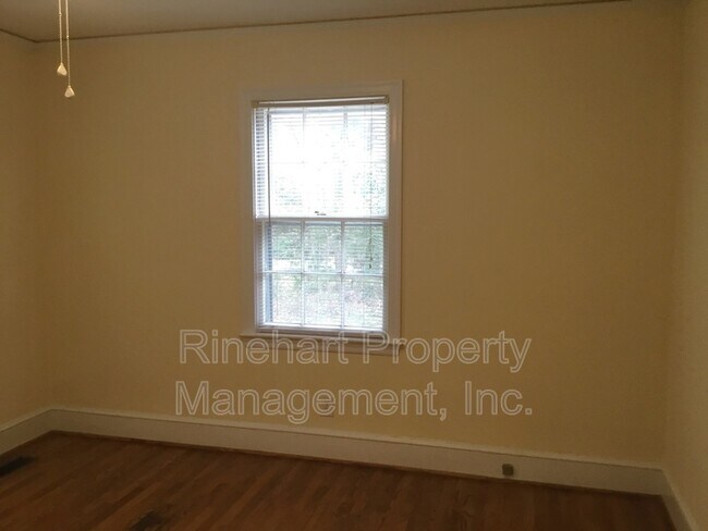 Building Photo - 3016 Hilton Rd