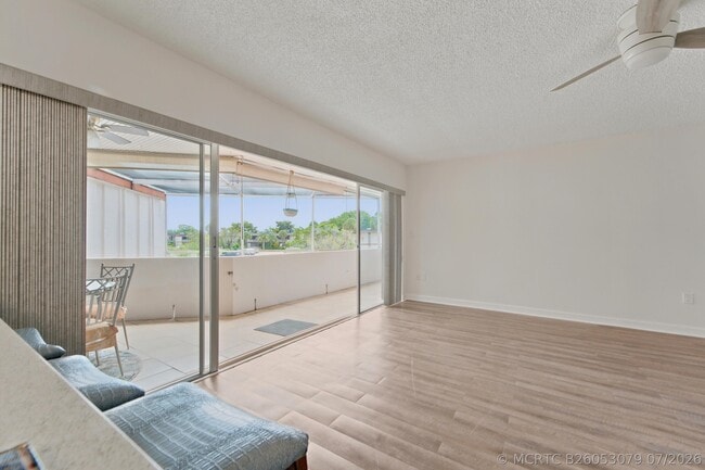 Building Photo - 203 W Greenway Dr