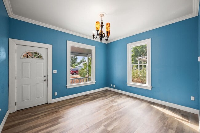 Building Photo - Centrally Located Home With Unbelievable C...