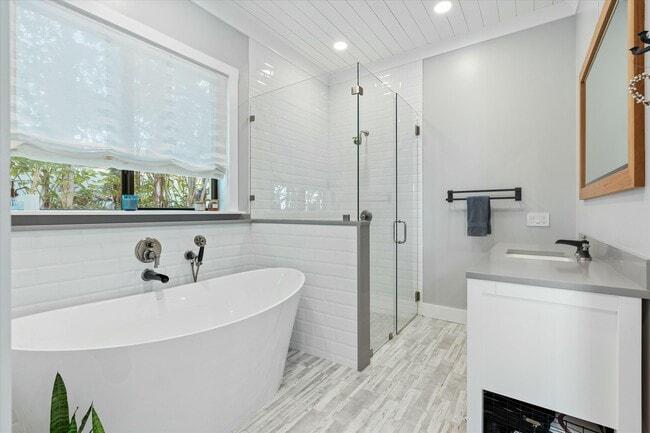 Building Photo - 940 Greenbriar Dr