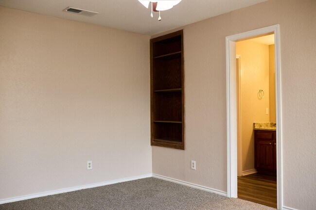 Building Photo - 900 Kilkenny Ct