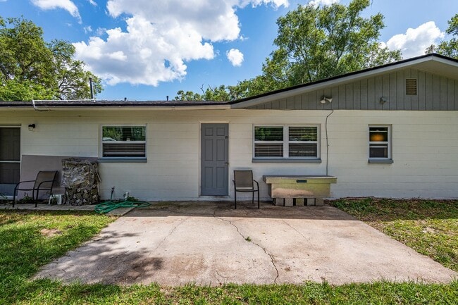 Building Photo - Beautiful 4/3 home With Attached Mother In...