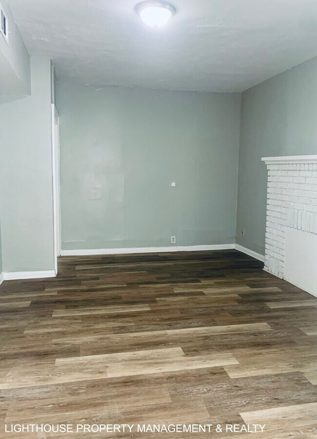 Building Photo - Bright & Delightful 2 Bed/1 Bath Townhome!