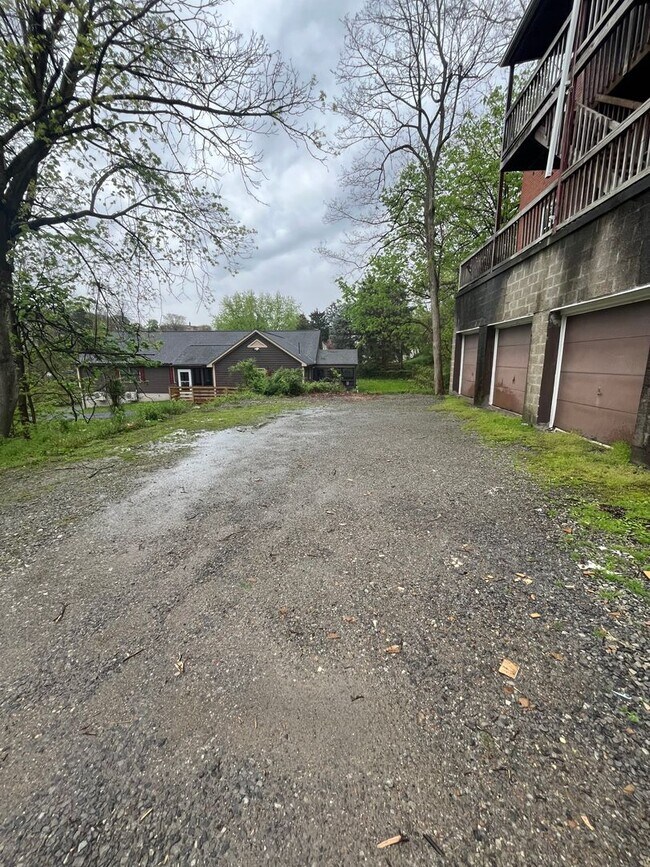 Building Photo - Updated 1 Bedroom with Deck and Garage space!