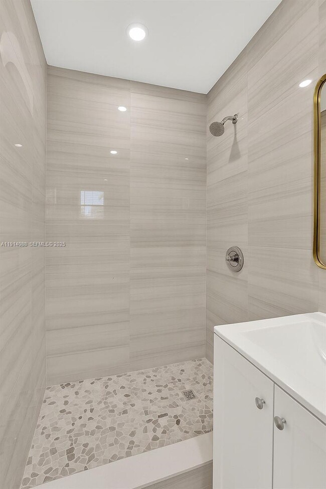 Building Photo - 5807 SW 25th St